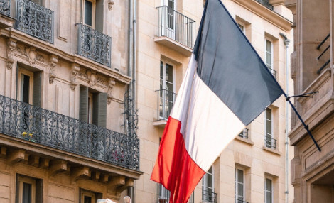 drapeau français devant un commissariat